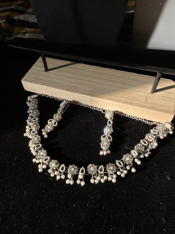 Elegant Artificial Mirror and Pearl Jewelry Set with Bindi - Image 4