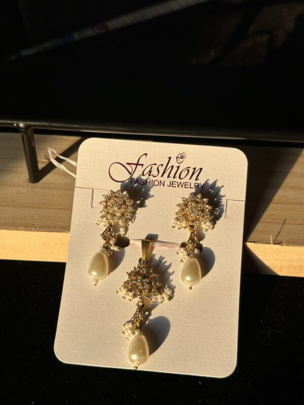 Artificial Set Blend of shimmering stones and lustrous pearls - Image 2