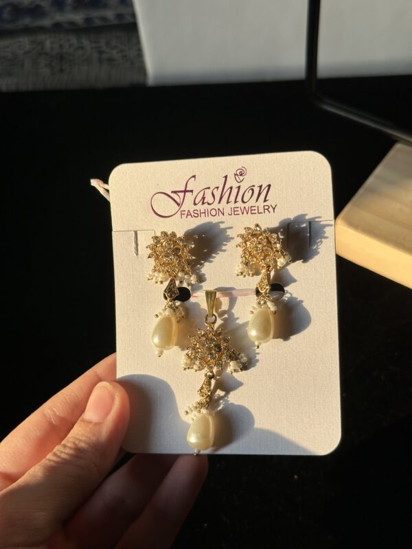 Artificial Set Blend of shimmering stones and lustrous pearls