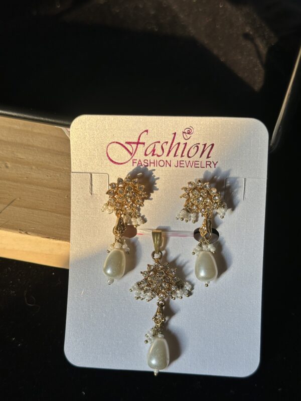 Artificial Set Blend of shimmering stones and lustrous pearls - Image 4